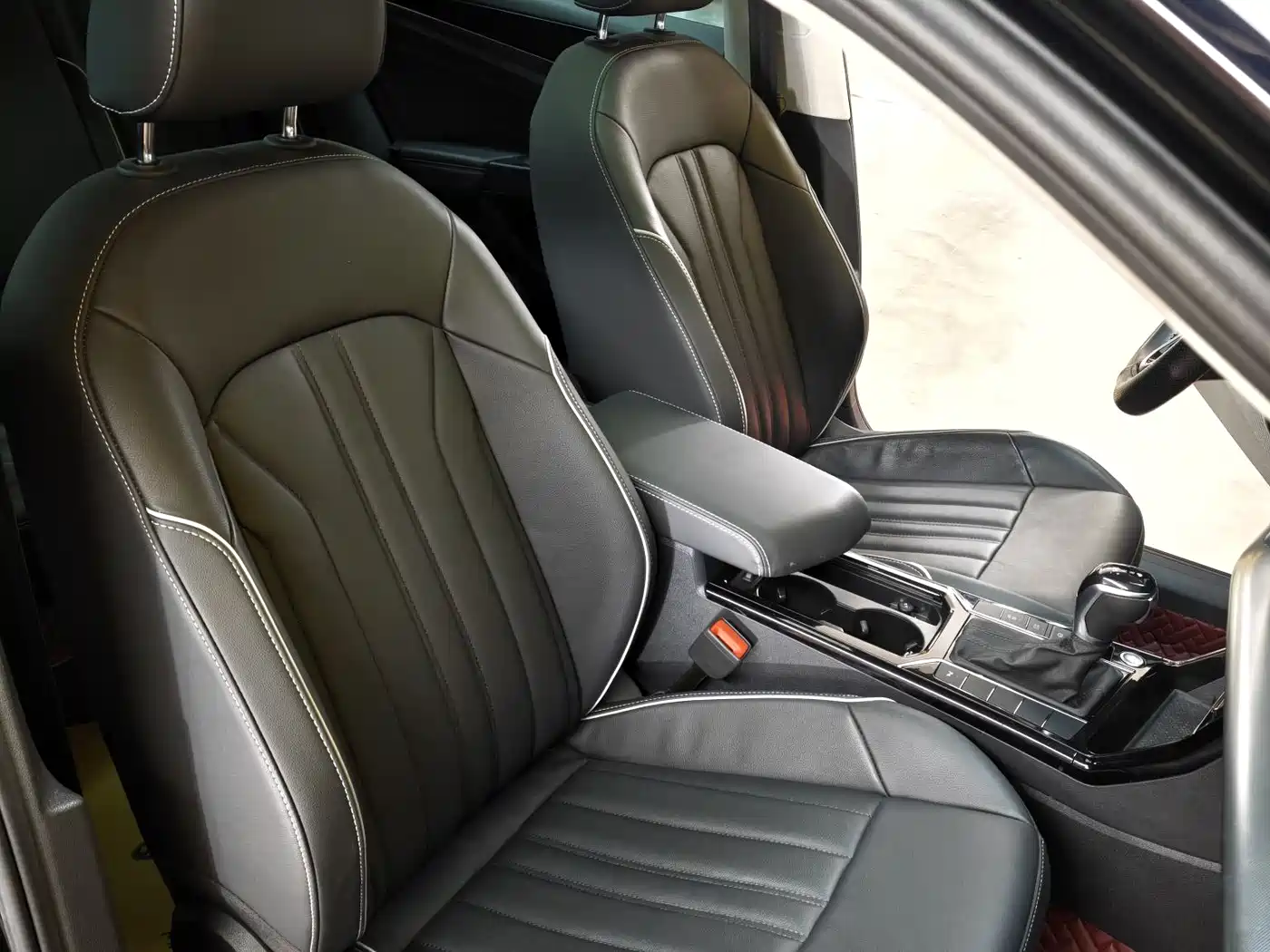 Volkswagen Passat 2023 330TSI Starlight Elite Edition фото 12