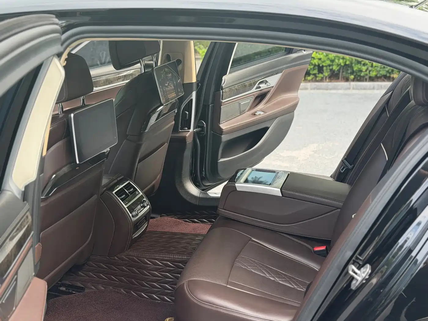 BMW 7 Series 2016 740Li Leading Edition фото 13