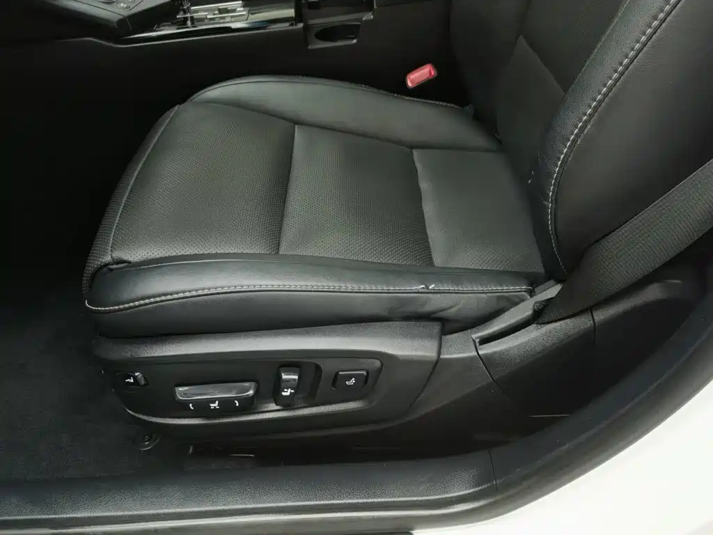 Фото 20 - Lexus ES