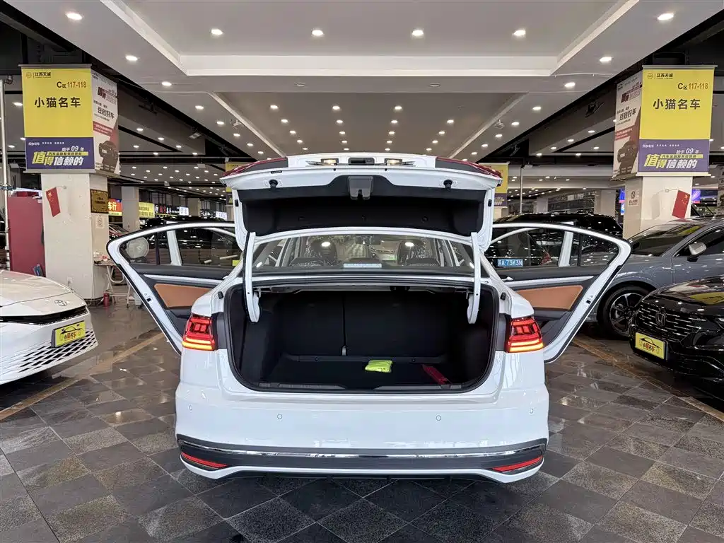 VOLKSWAGEN BORA