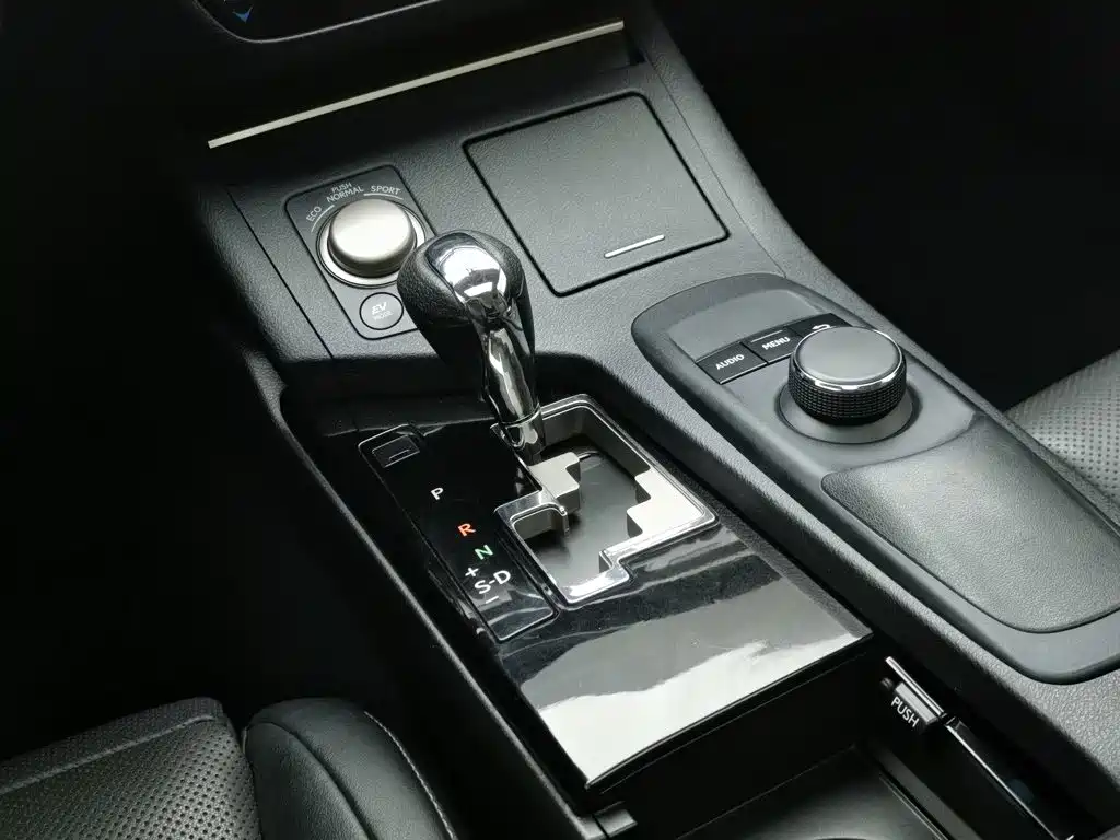 Фото 13 - Lexus ES