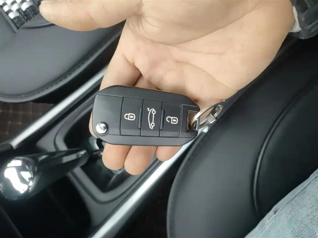 Peugeot 2008 2018 1.6L Automatic Fashion Edition фото 11