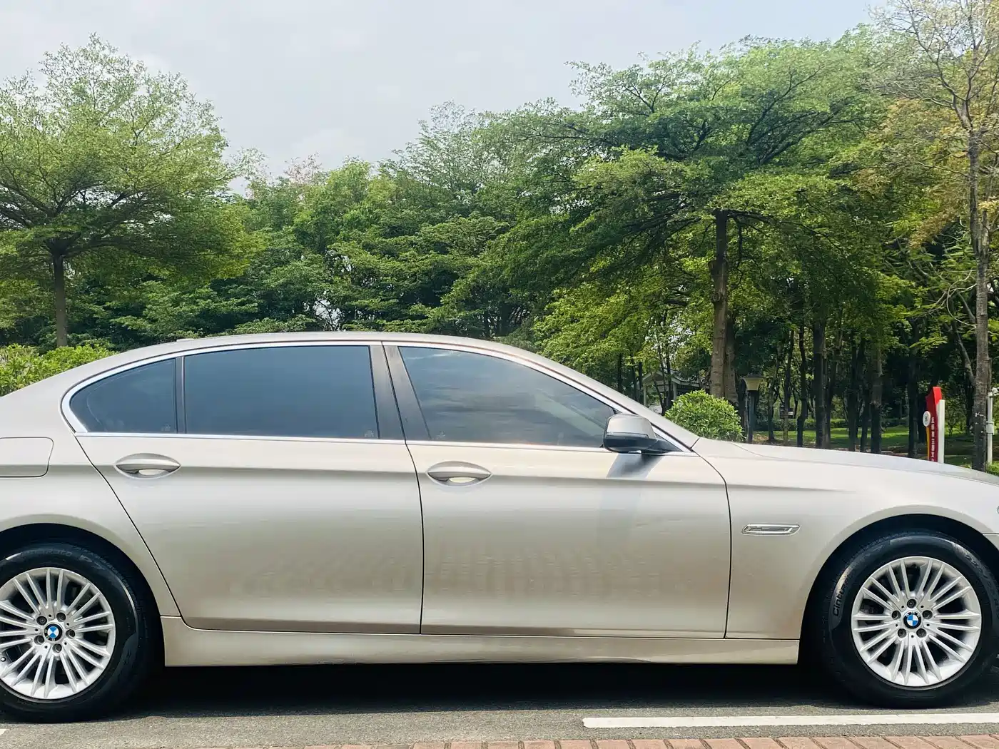 BMW 5 Series 2014 525Li Leading фото 4