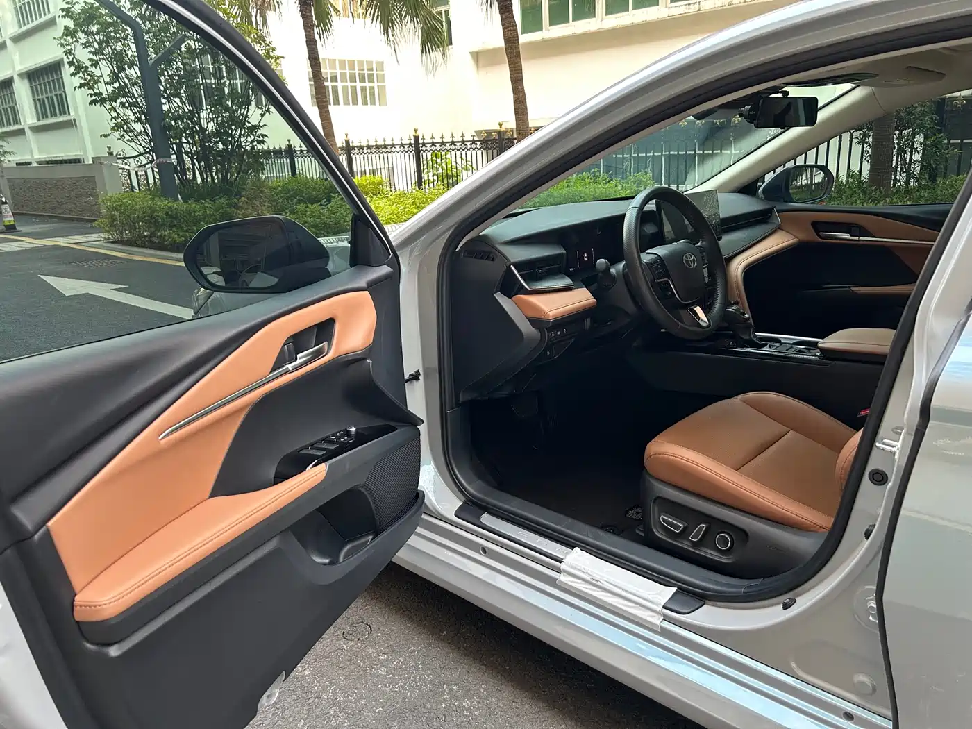 Toyota Camry 2024 Hybrid 2.0HGVP Luxury Edition фото 11