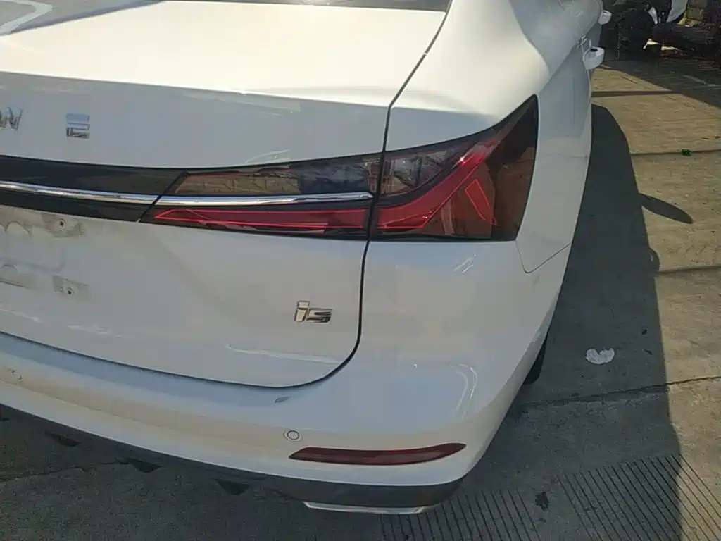 Фото 8 - Roewe i5