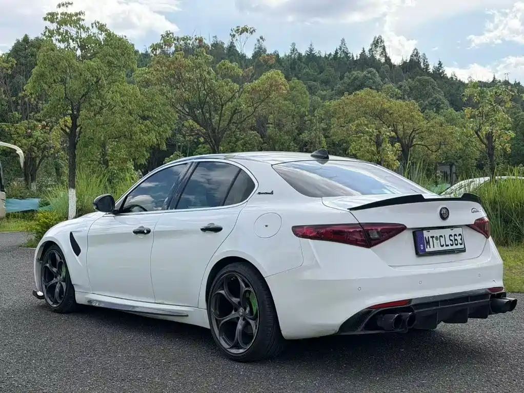 Alfa Romeo Giulia 2017 2017 2.0T 200HP Luxury Edition