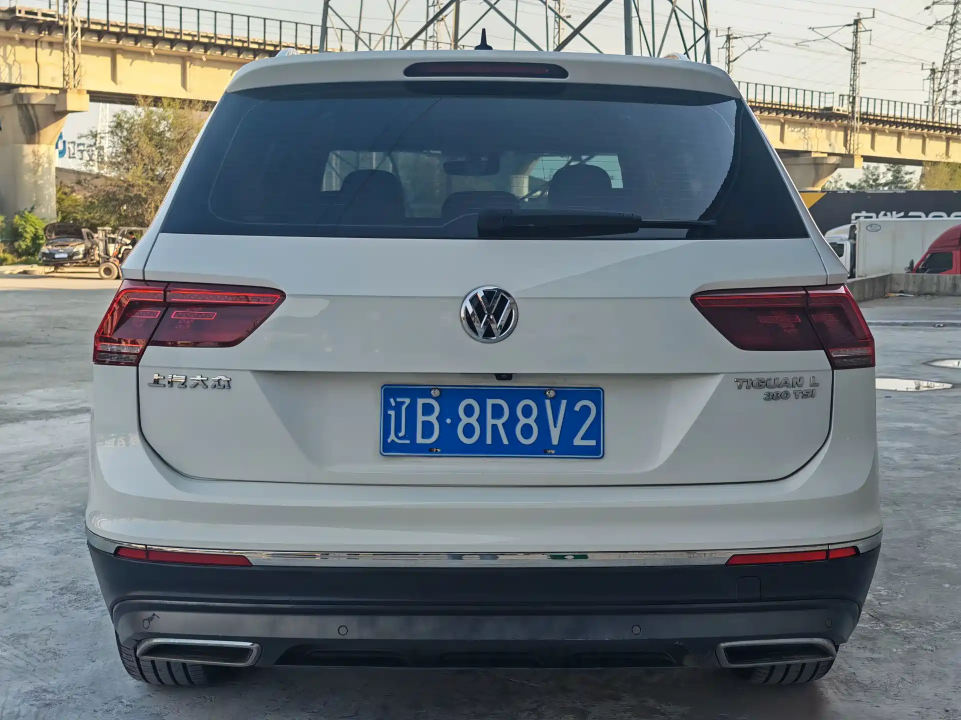 Photo 12 - Volkswagen Tiguan L