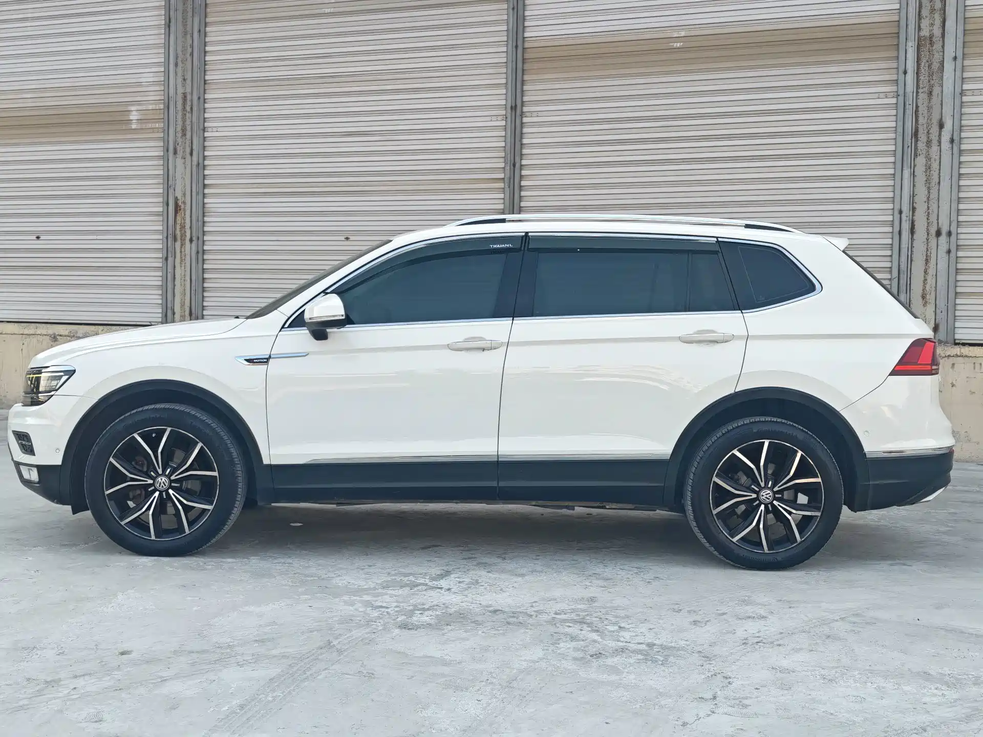 Photo 9 - Volkswagen Tiguan L