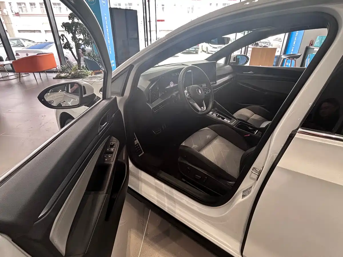 Volkswagen Golf 2025 300TSI R-Line фото 6