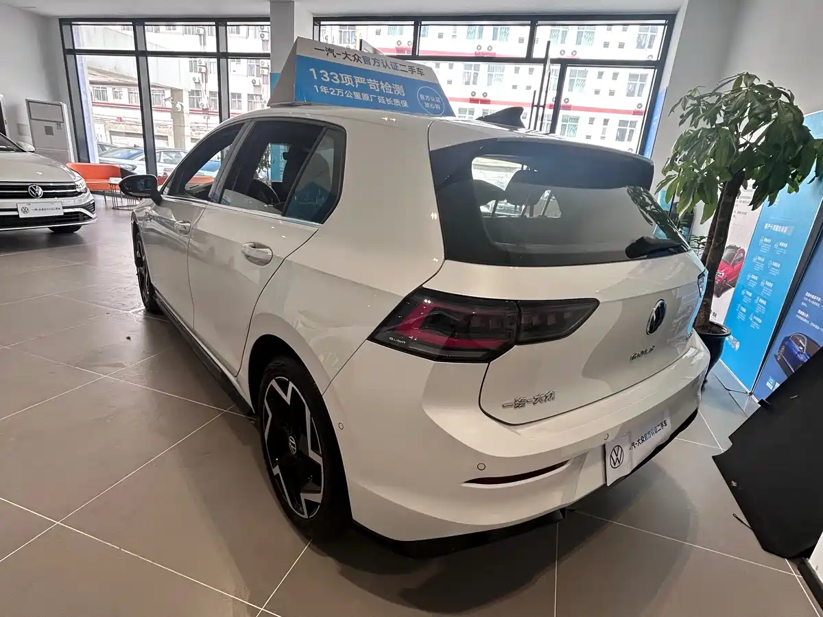 Volkswagen Golf 2025 300TSI R-Line фото 10