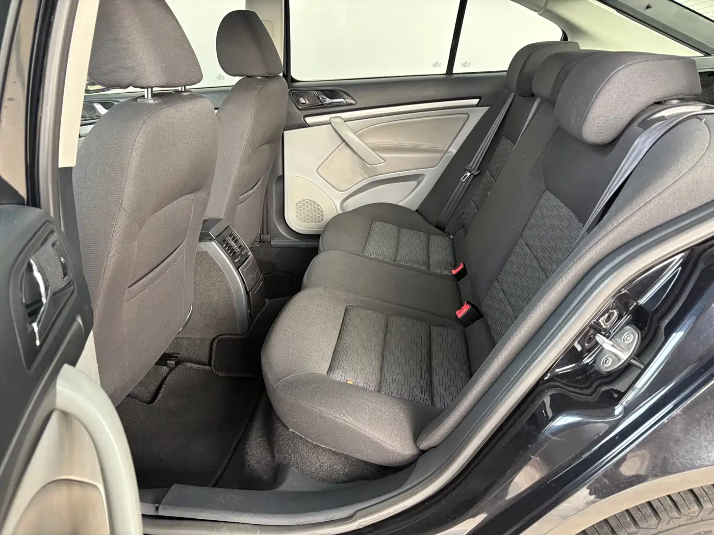 Škoda Octavia 2010 1.6L Auto Comfort фото 6