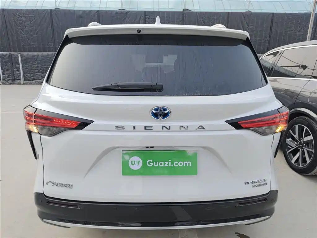 Toyota Sienna 2023 2.5L Hybrid Platinum Edition фото 4