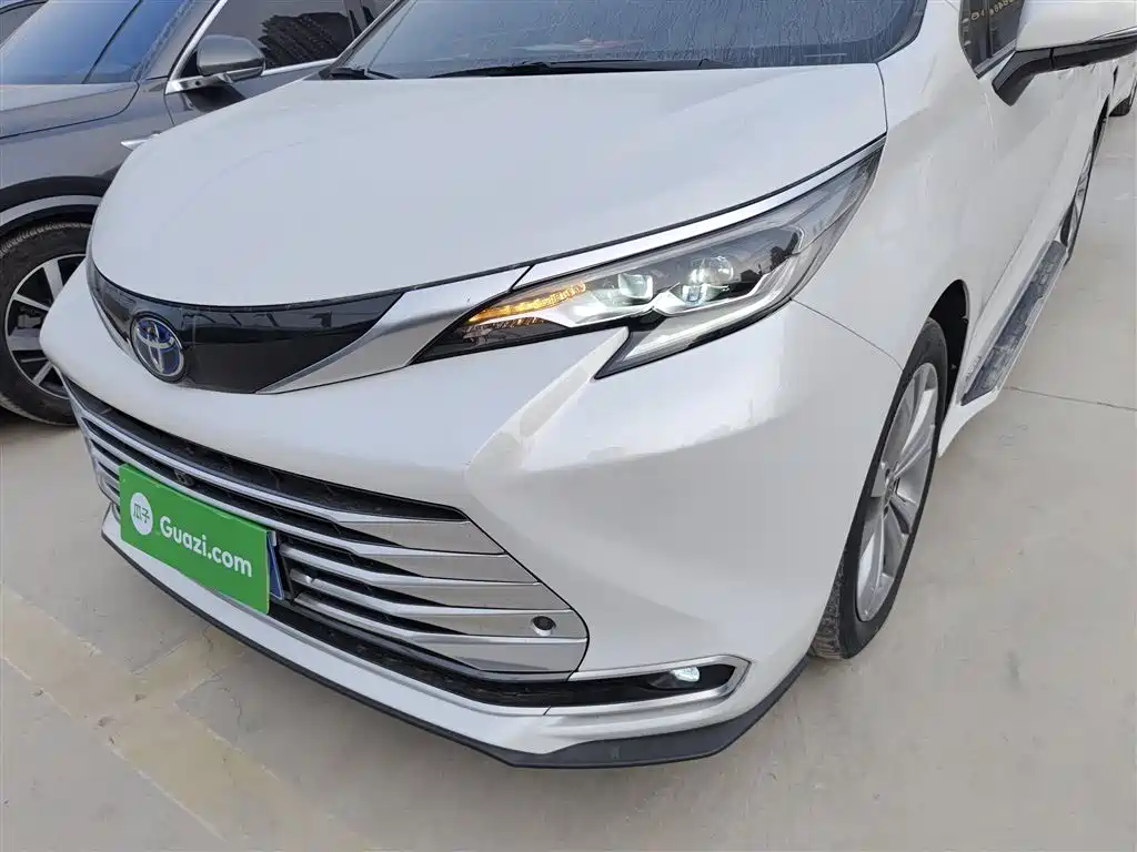 Toyota Sienna 2023 2.5L Hybrid Platinum Edition фото 18