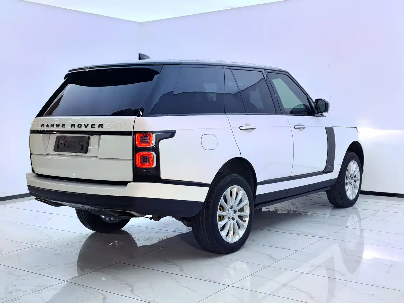 Land Rover Range Rover 2020 3.0 L6 Heritage Edition фото 18