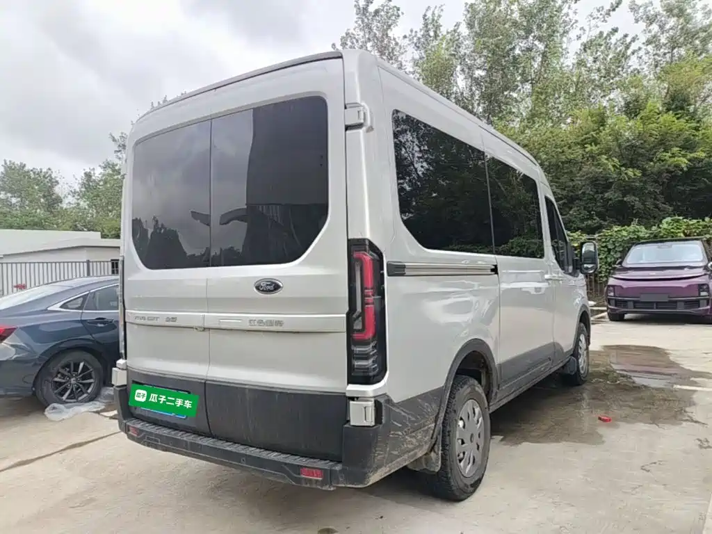Ford Transit T8 2024 2024 T8 2.3T Diesel Manual Mid-wheelbase Mid-roof 9-seater Business Travel Version (2/2/2/3)