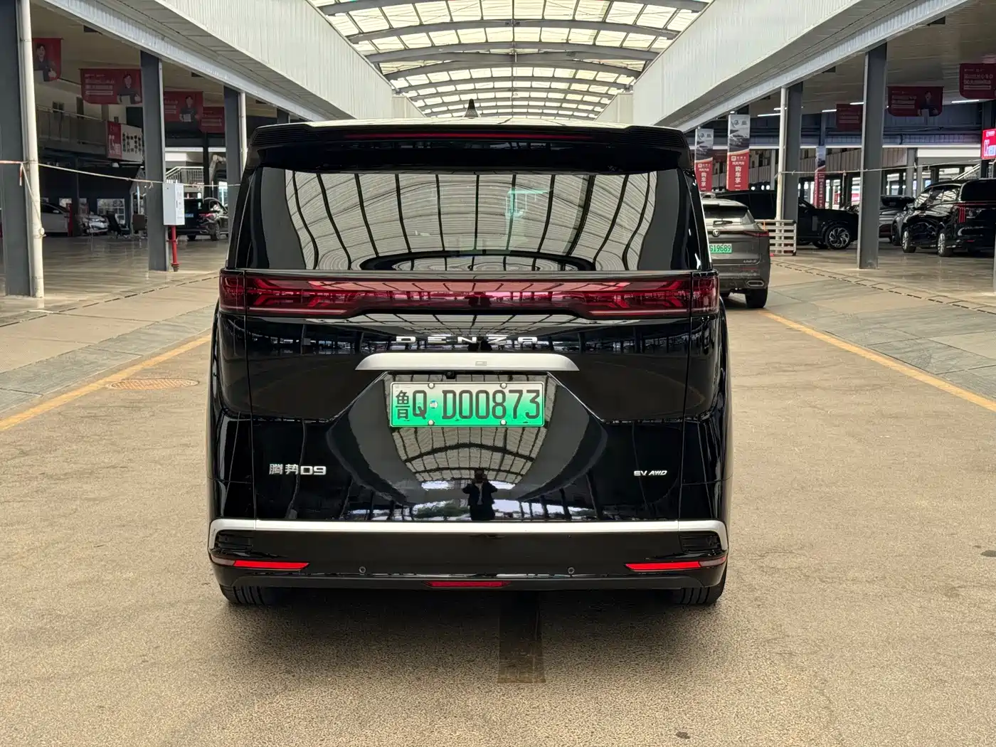 Denza D9 2023 2022 EV 600 4WD Prestige Model
