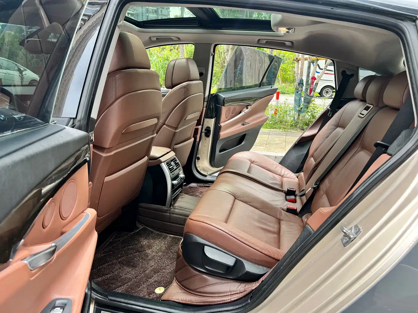 BMW 5 Series GT 2010 535i Leading Model фото 18