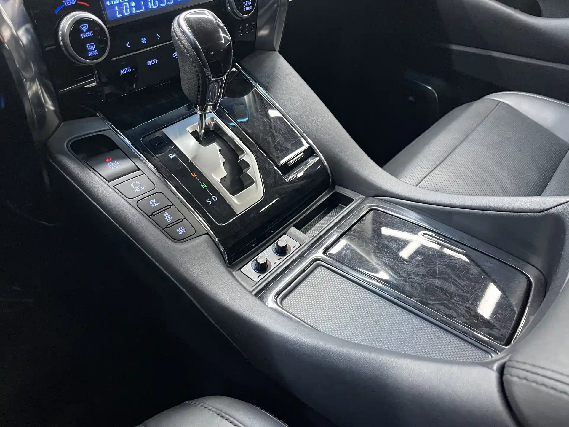 Фото 7 - Toyota Vellfire