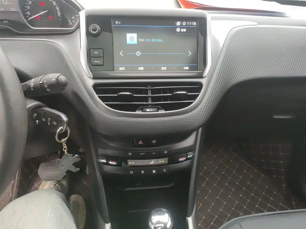 Peugeot 2008 2018 1.6L Automatic Fashion Edition фото 5