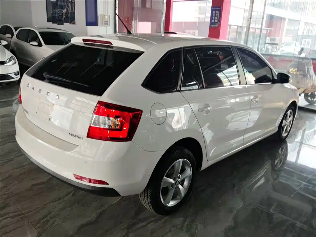 Škoda Skoda Rapid Spaceback 2019 1.5L Automatic Comfort Edition фото 6