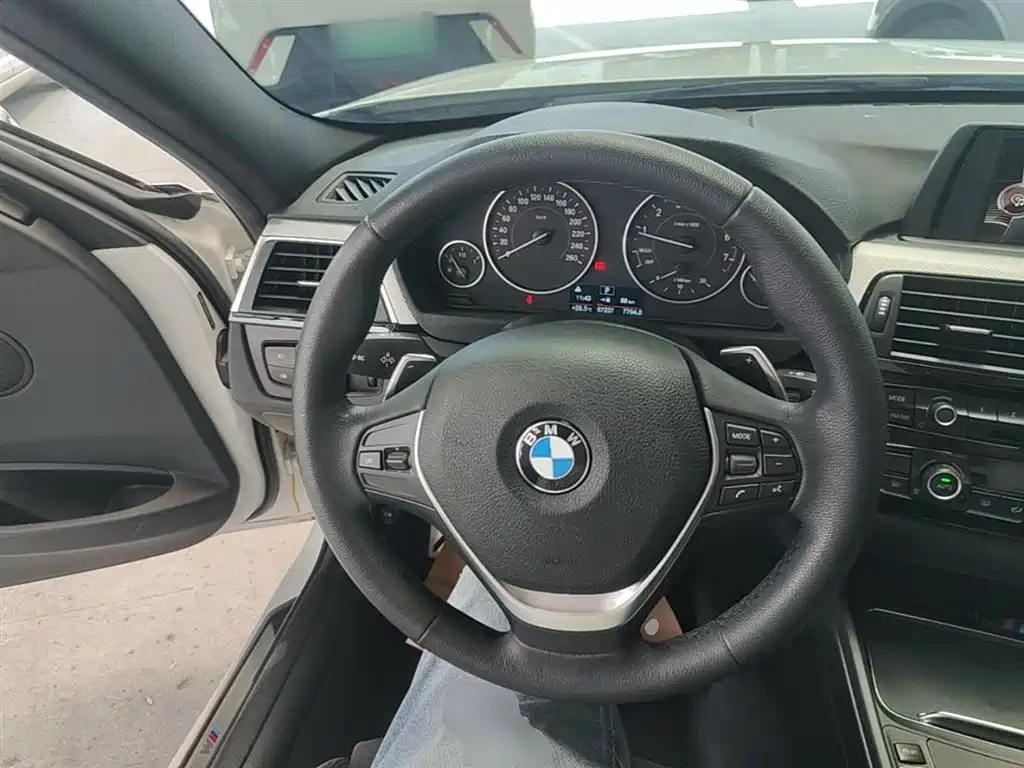 BMW 3 Series 2017 320i M Sport фото 11