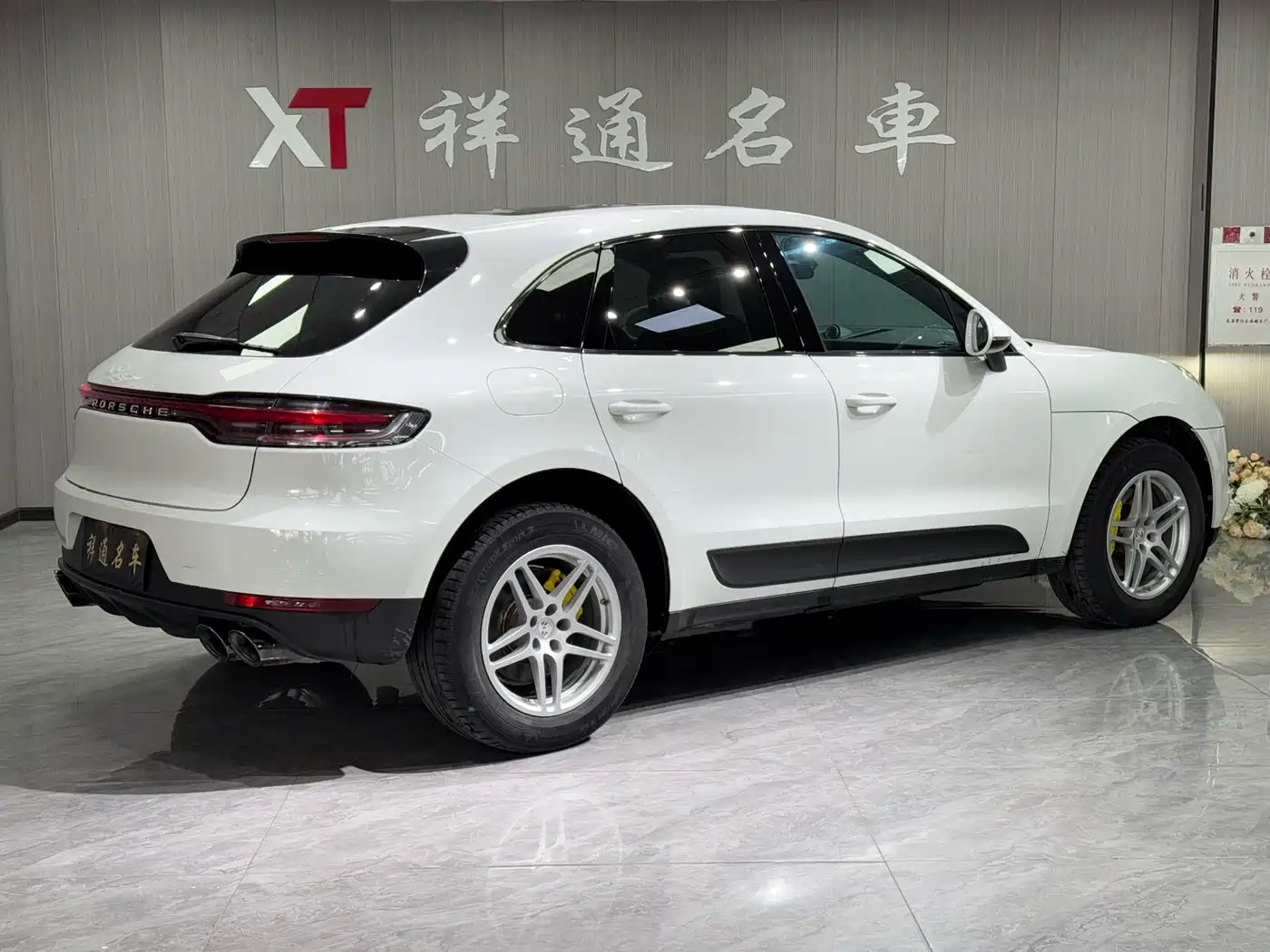 PORSCHE MACAN