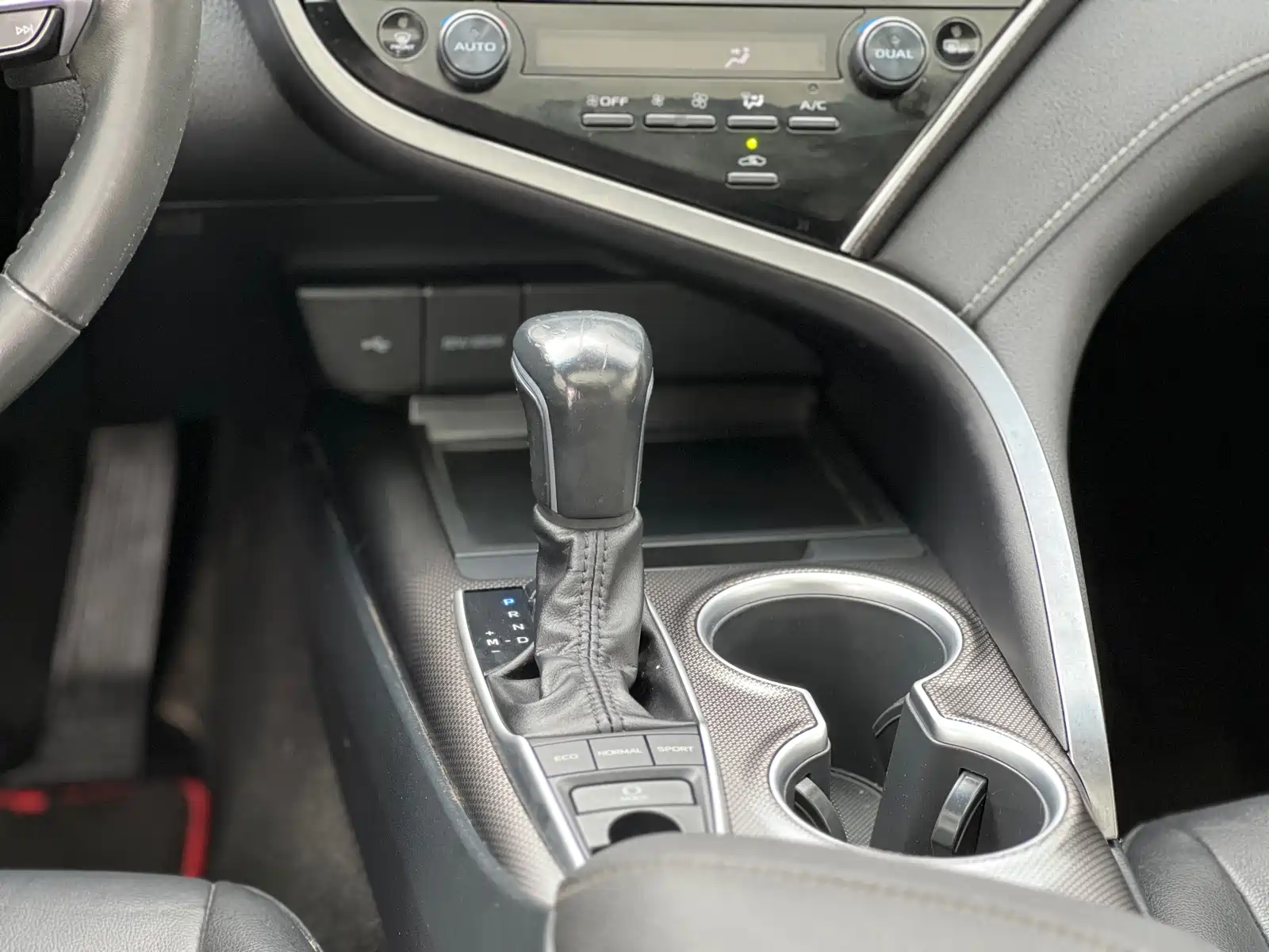 Фото 14 - Toyota Camry