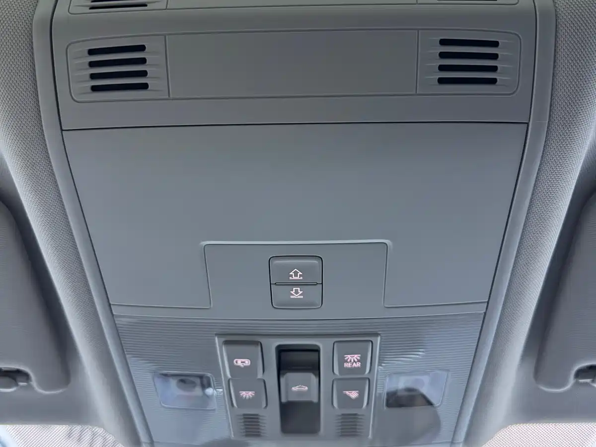 Volkswagen Sagitar 2023 Model Year 280TSI DSG Surpass Edition фото 17