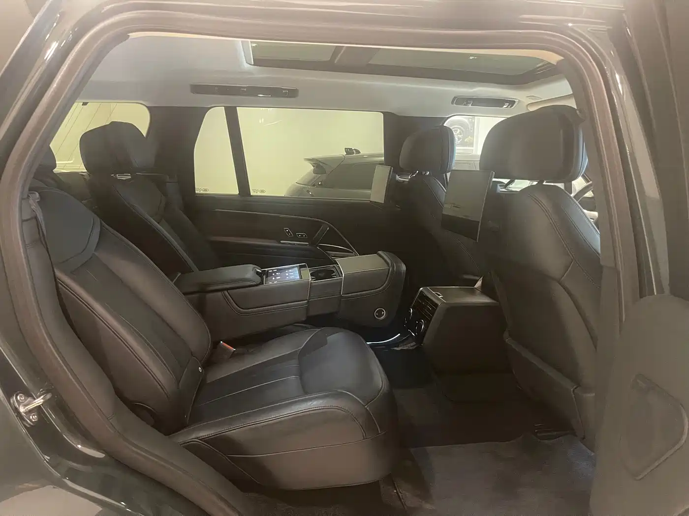 Land Rover Range Rover 2024 3.0 L6 400PS Genesis Extended фото 7