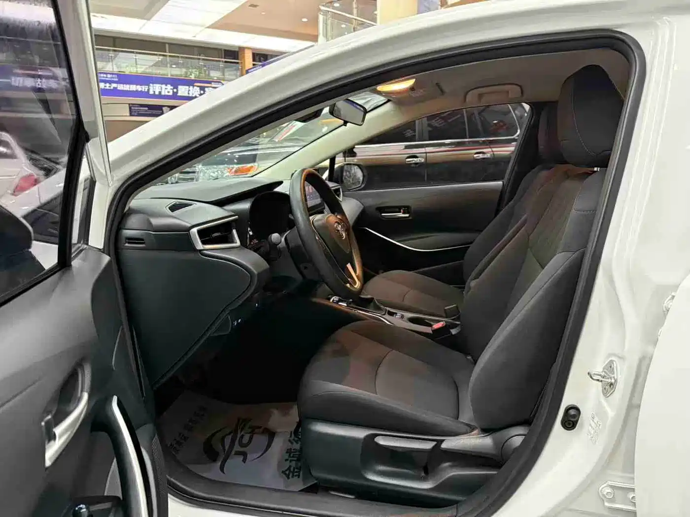 Toyota Corolla 2021 Hybrid 1.8L E-CVT Pioneer Edition фото 6