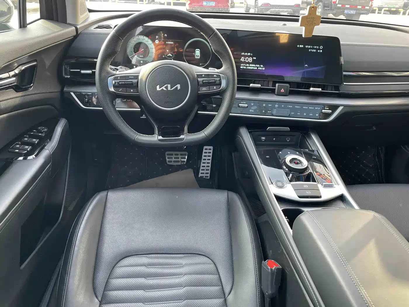 KIA LION PLATINUM EXPANDS THE WORLD