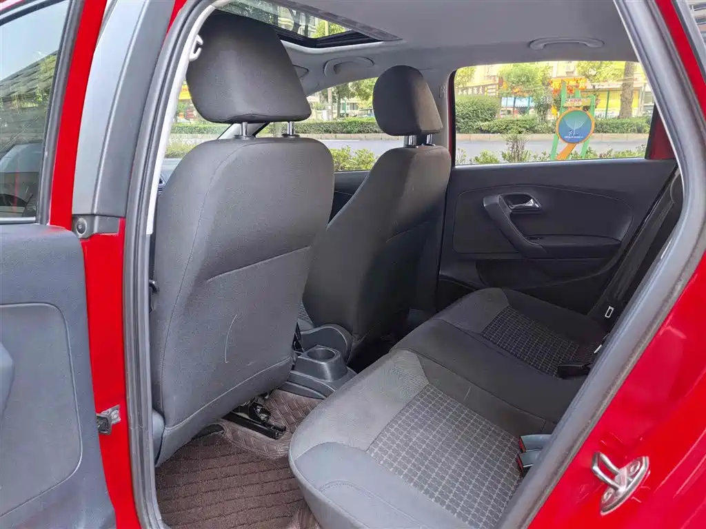 Volkswagen Polo 2016 1.6L Automatic Comfort фото 14