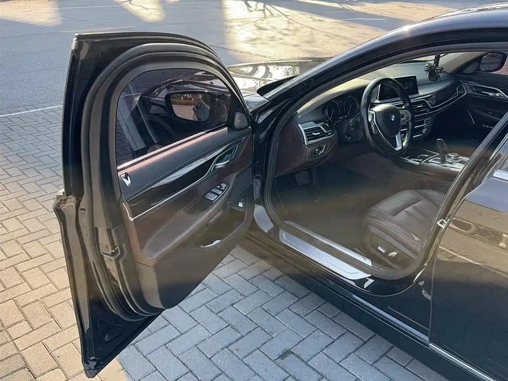 BMW 7 Series 2016 730Li Leading фото 14