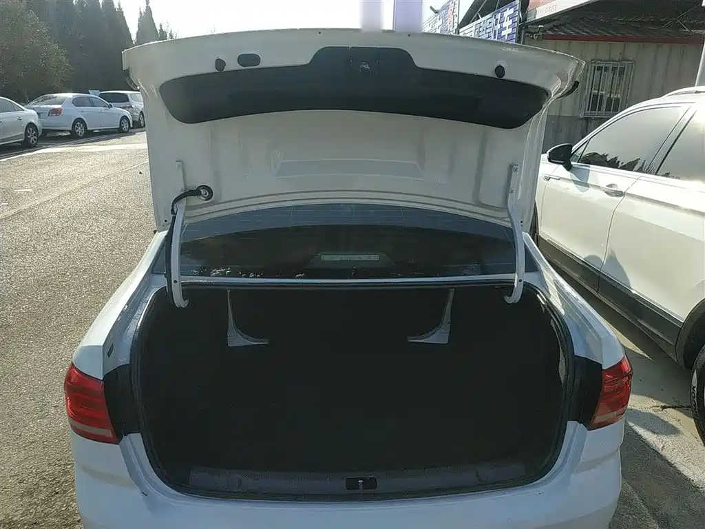 Volkswagen Lavida 2018 Classic 1.5L Automatic Trend China VI фото 9