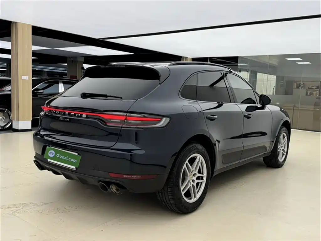 PORSCHE MACAN