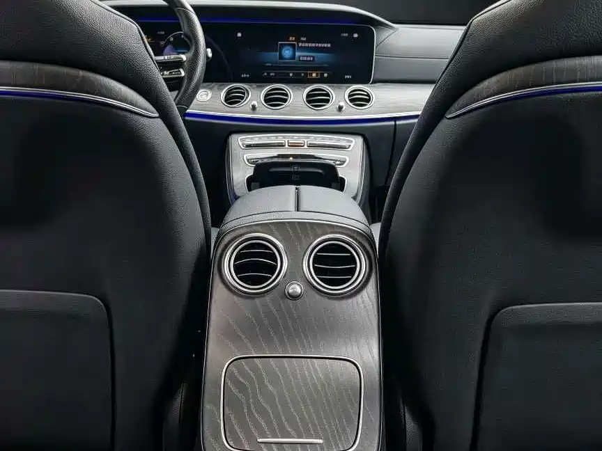 Фото 4 - Mercedes-Benz E-Class