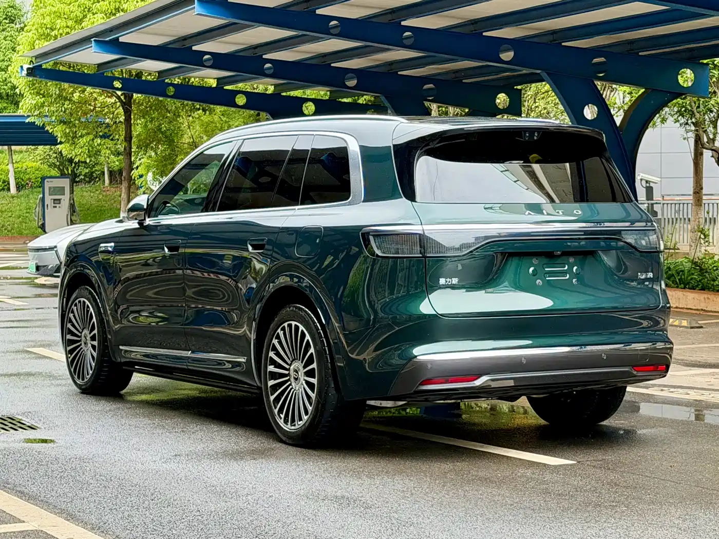 AITO Wenjie AITO M8 2025 Extended Range Ultra 53.4kWh 6-Seater фото 6