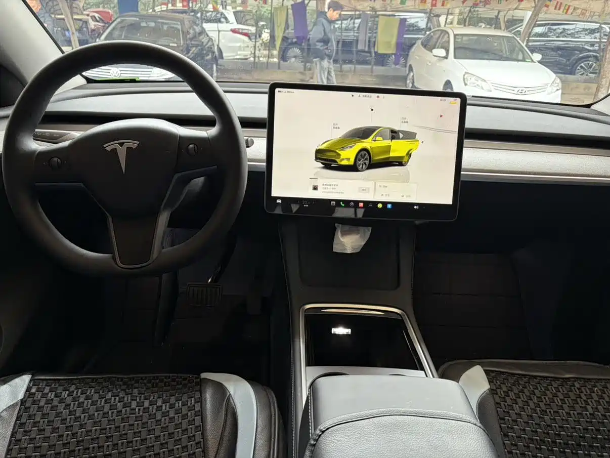 TESLA MODEL Y