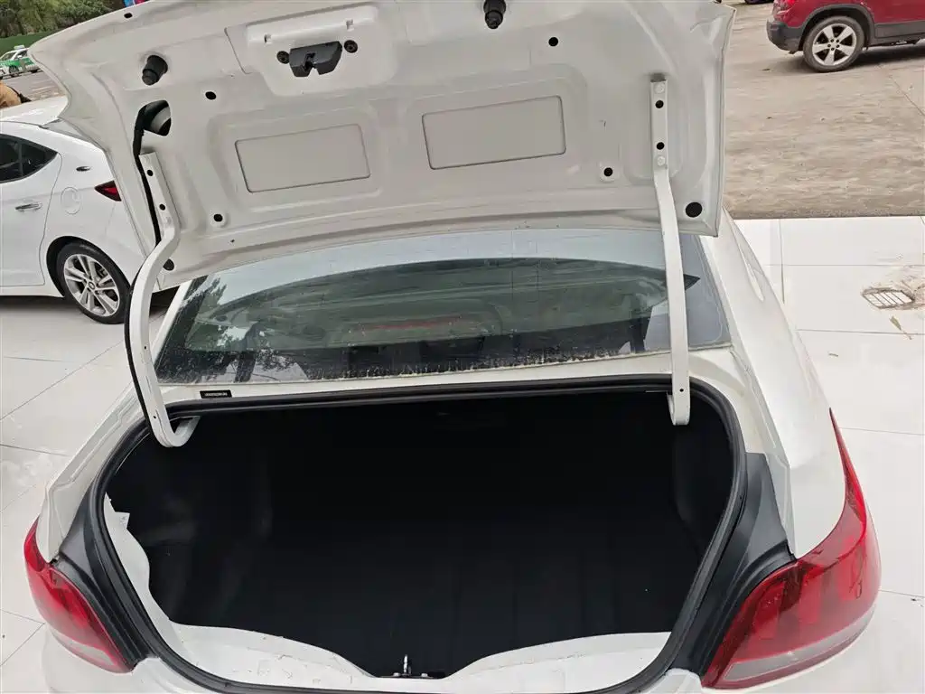 Peugeot 301 2018 1.6L Manual Comfort Edition фото 19