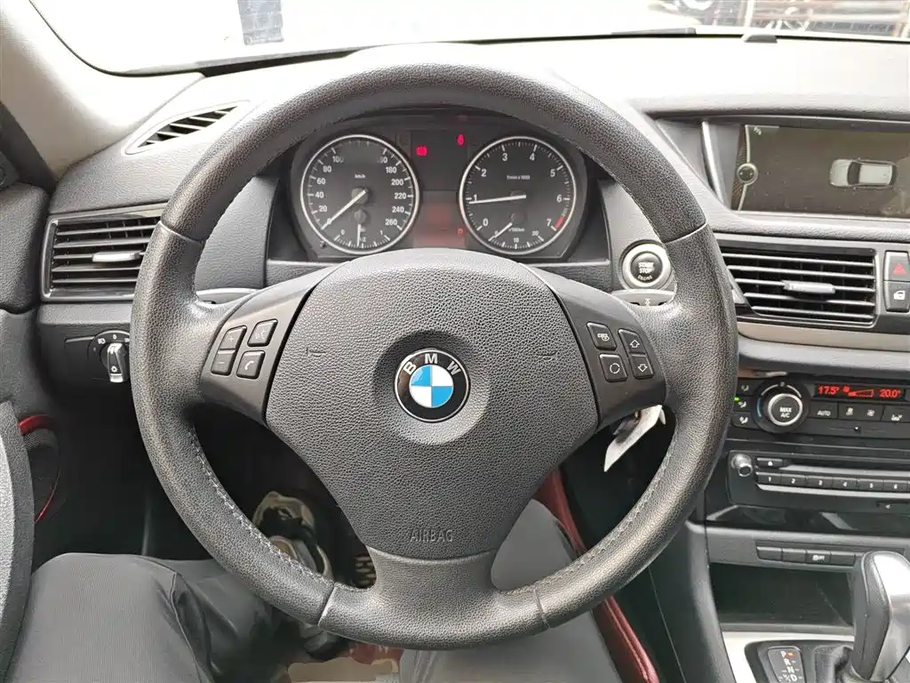BMW X1 2013 sDrive18i Leading фото 11