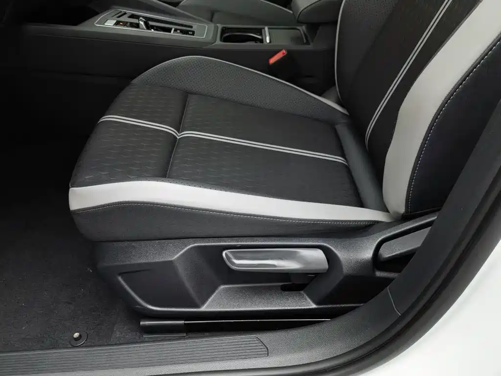Volkswagen Golf 2025 2025 Facelift 300TSI Pro