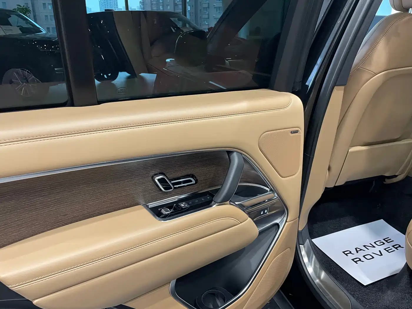 Land Rover Range Rover 2024 3.0 L6 360PS Golden Age Edition фото 14