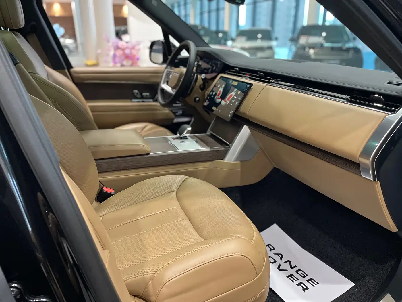 Land Rover Range Rover 2024 3.0 L6 360PS Golden Age Edition фото 19