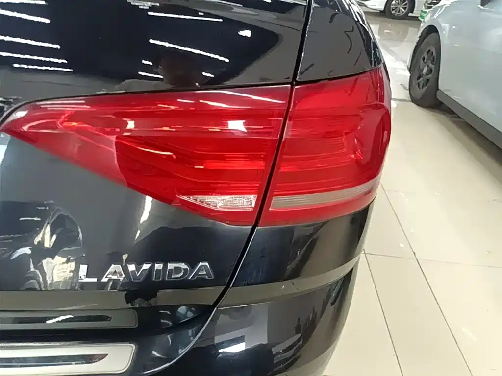 Volkswagen Lavida 2017 1.6L Automatic Trend Edition фото 7