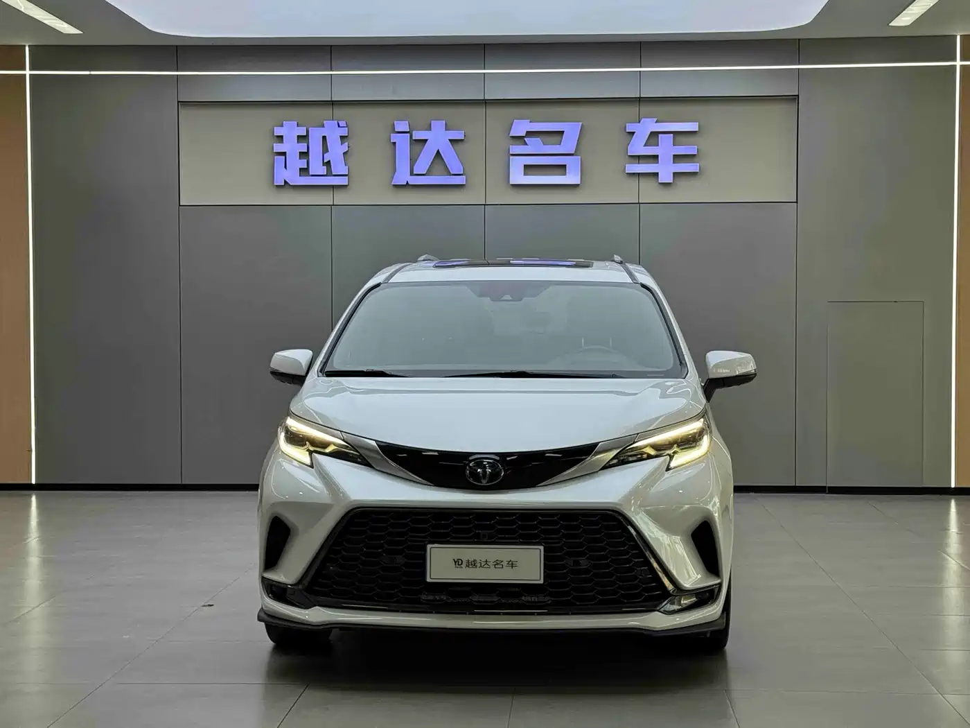 Toyota Granvia 2023 2.5L Hybrid Flagship VIP Edition фото 2