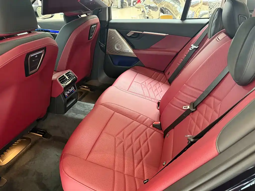 BMW 5 Series 2025 530Li Premium M Sport Package фото 10