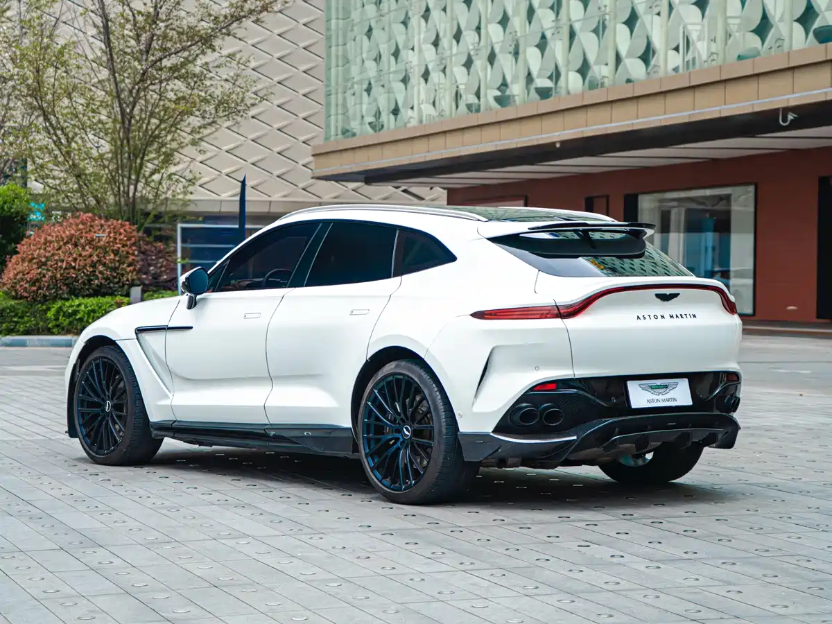 ASTON MARTIN DBX