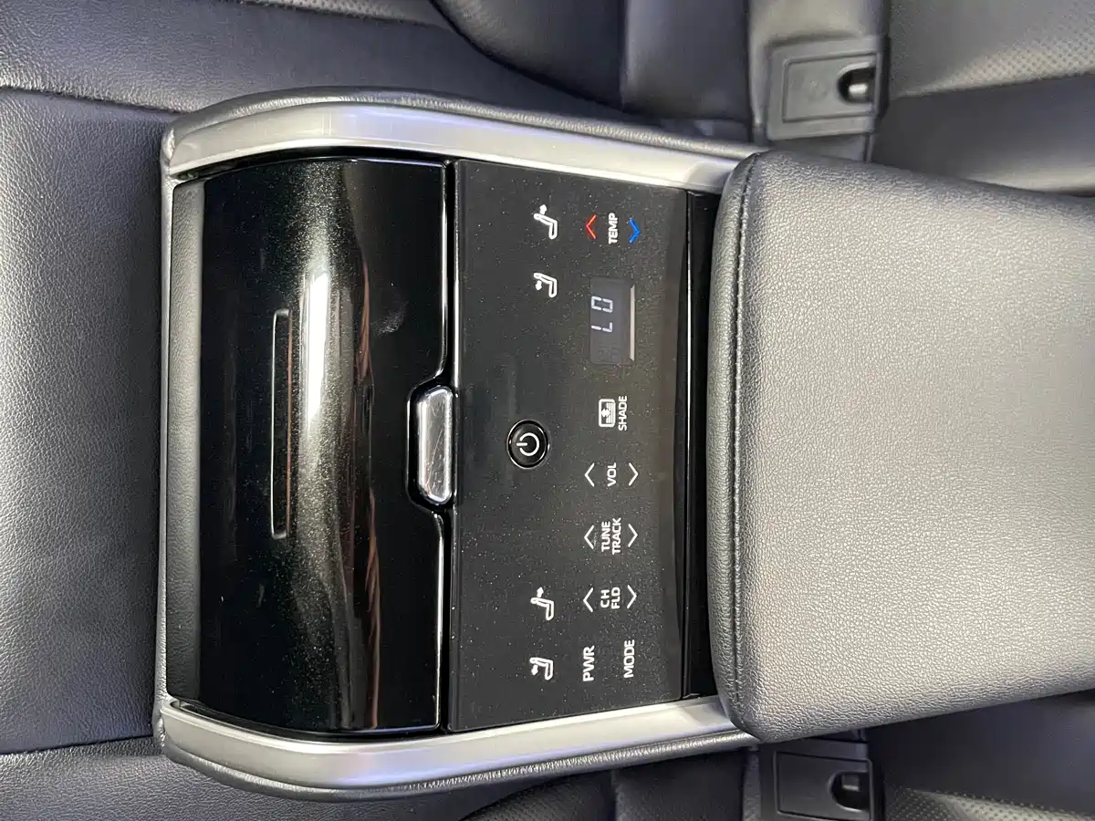 Toyota Camry 2018 2.5Q Flagship Edition фото 25