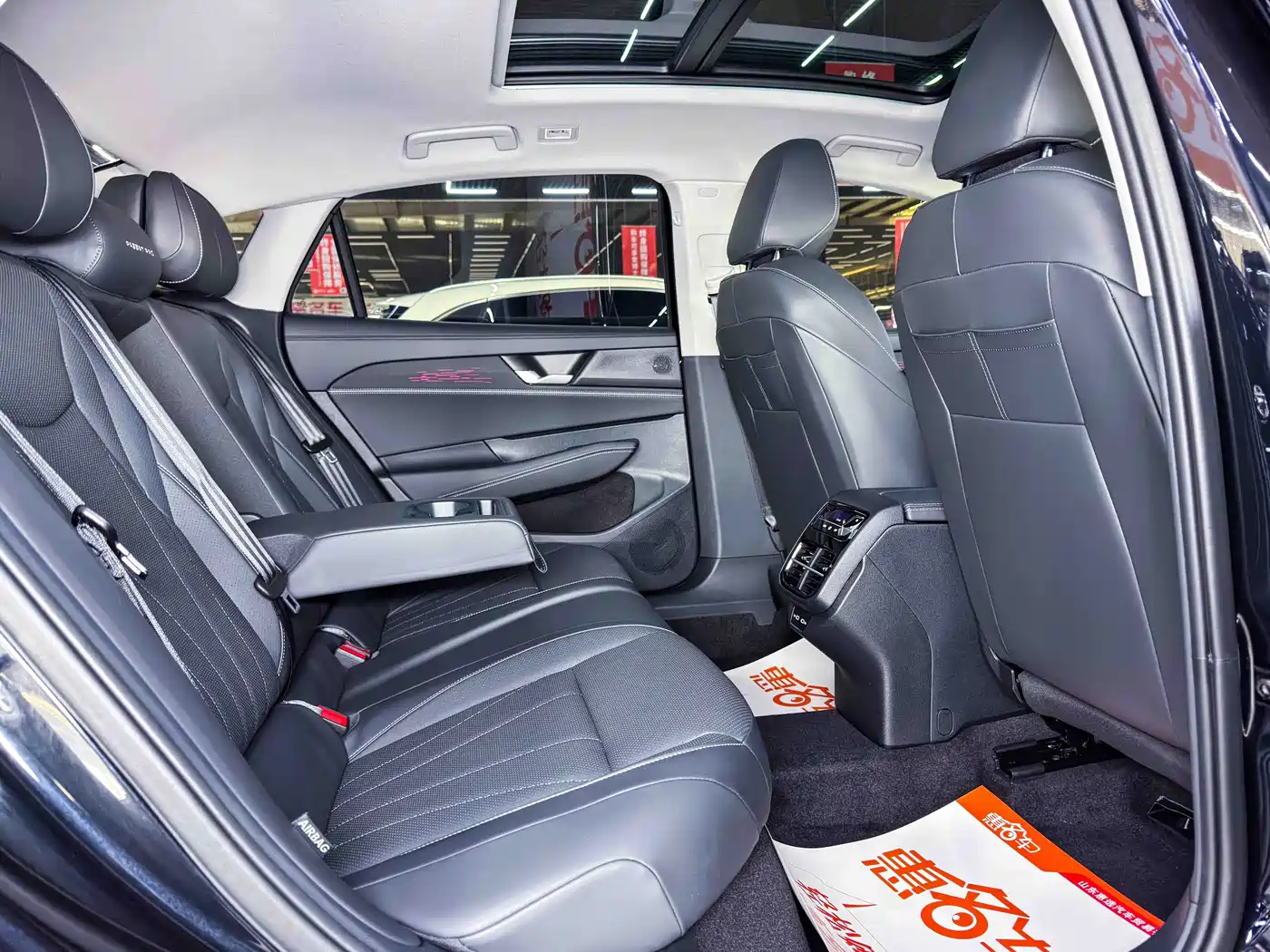 Volkswagen Passat 2025 Pro 380TSI Dragon Glory Edition фото 13