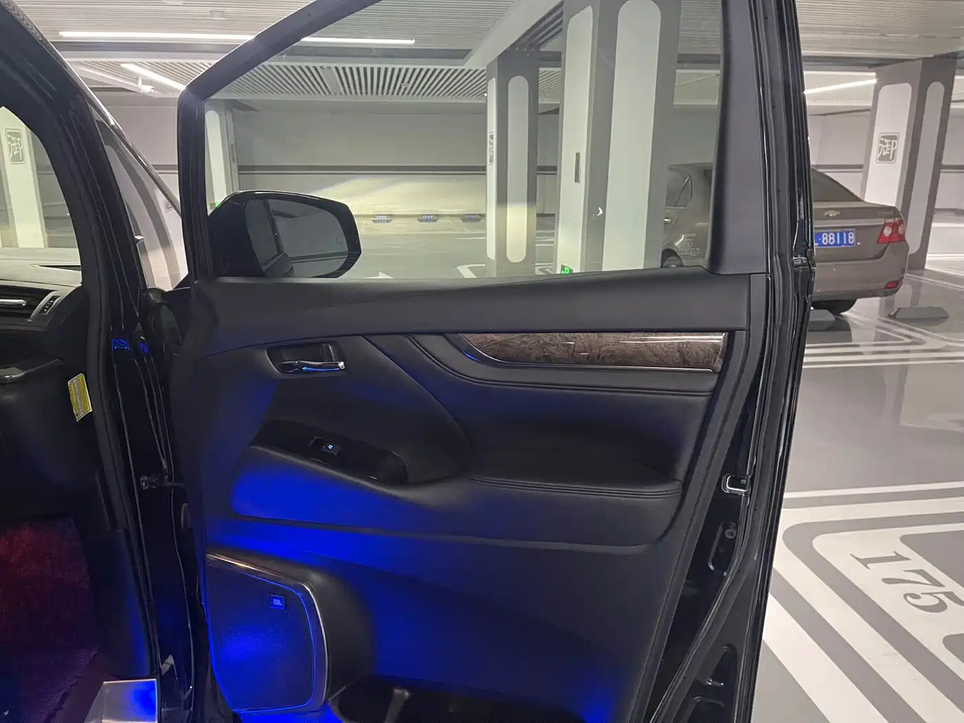 Toyota Alphard 2020 Hybrid 2.5L Premium Edition фото 20